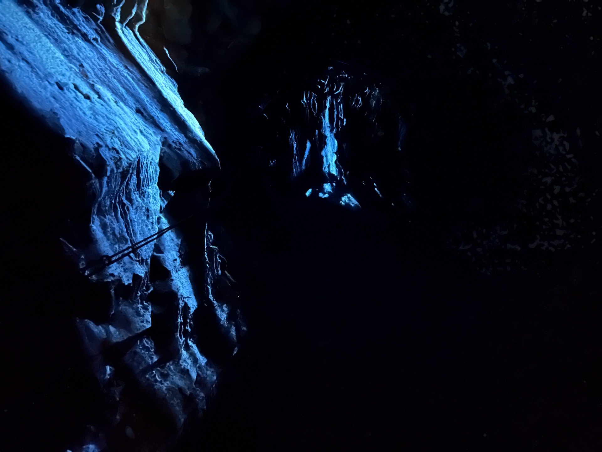 UV fluorescenční krápníky kalcitu.