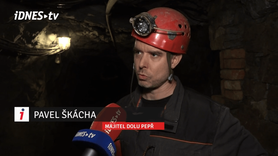Pavel Škácha v ochranné helmě při rozhovoru v podzemí dolu Pepř v Jílovských zlatých dolech během představení první české důlní via ferraty. Zdroj: iDNES.cz